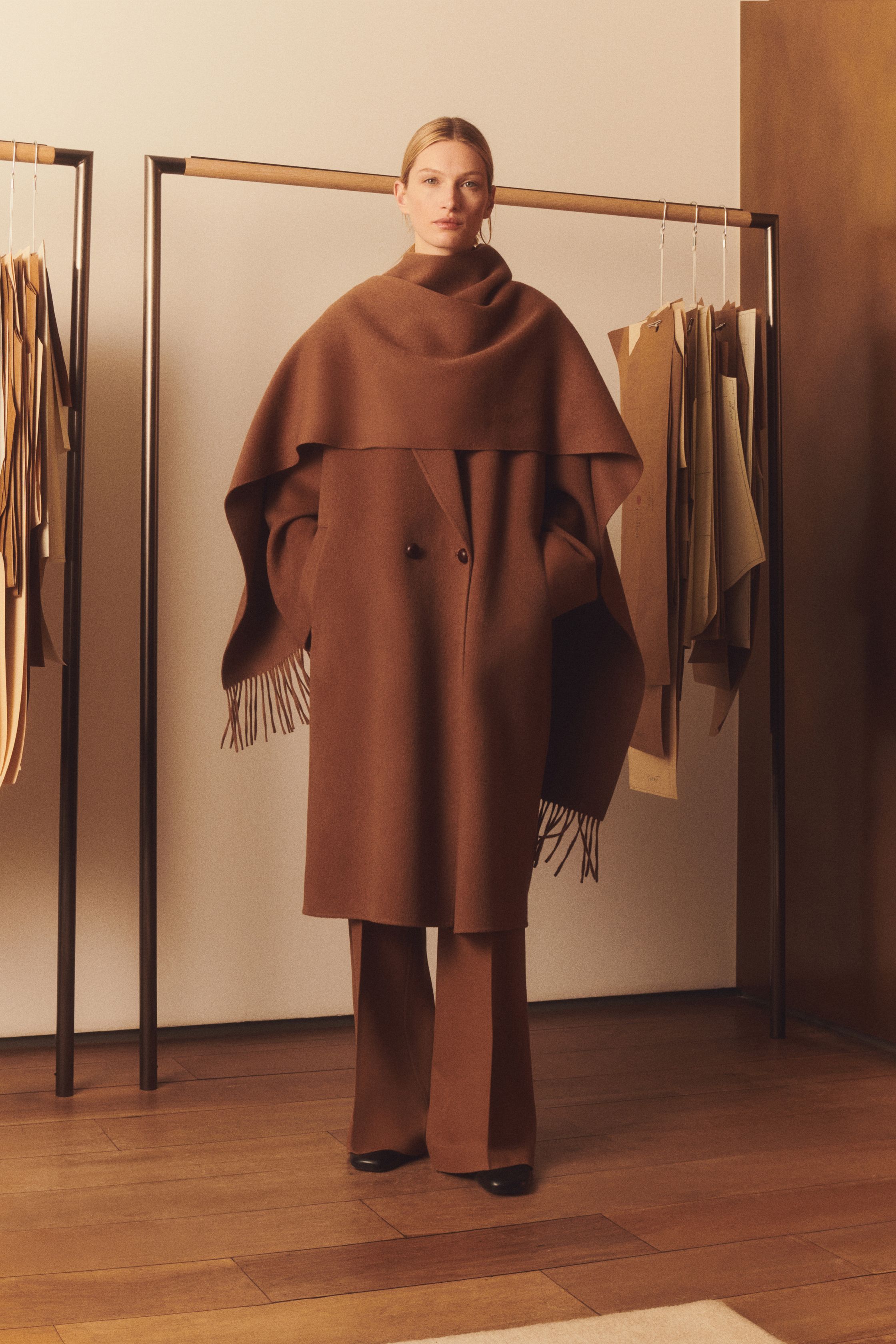 Lafayette 148 New York以温润驼色与深棕色谱铺陈都会女性的静奢格调，利落西装、披肩式斗篷与皮革长裙在柔和光影中勾勒沉稳力量，极简却不失层次-顽石频道趋势研究
